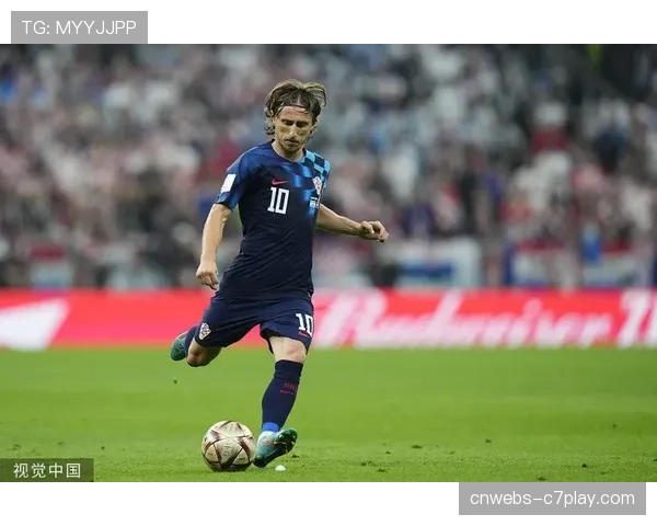 终场哨响，克罗地亚老将莫德里奇跪地掩面