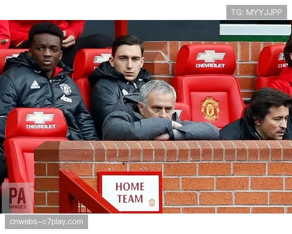 特写镜头:曼市德比中,教练席通过定制平板接收实时战术分析